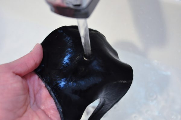 ウレタンマスクの洗い方③：洗剤を洗い流す